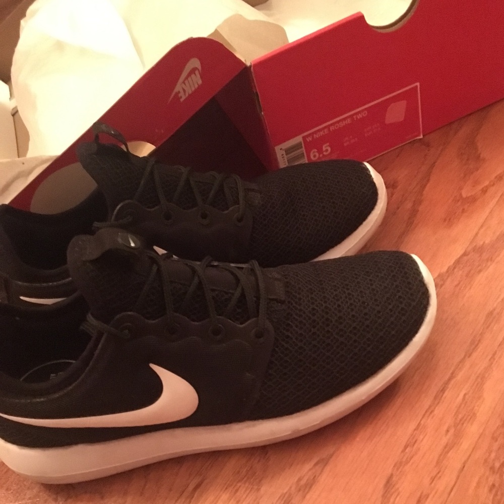 W’s 6.5 Nike Roshe Two- Black (lightly worn)
